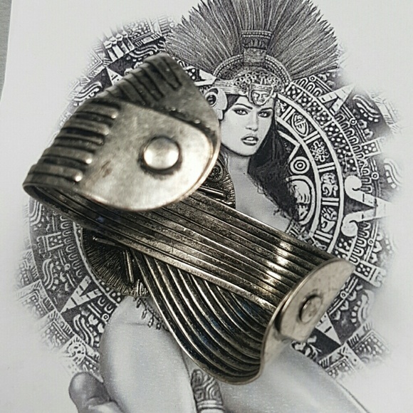 Aztec design bracelet with cabochon - Picture 3 of 8